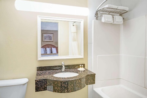 Days Inn by Wyndham Branford New Haven Conference Center image 12